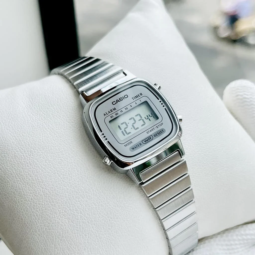 Casio Ladies Watch Digital Vintage Classic Flat Link Silver - Image 4