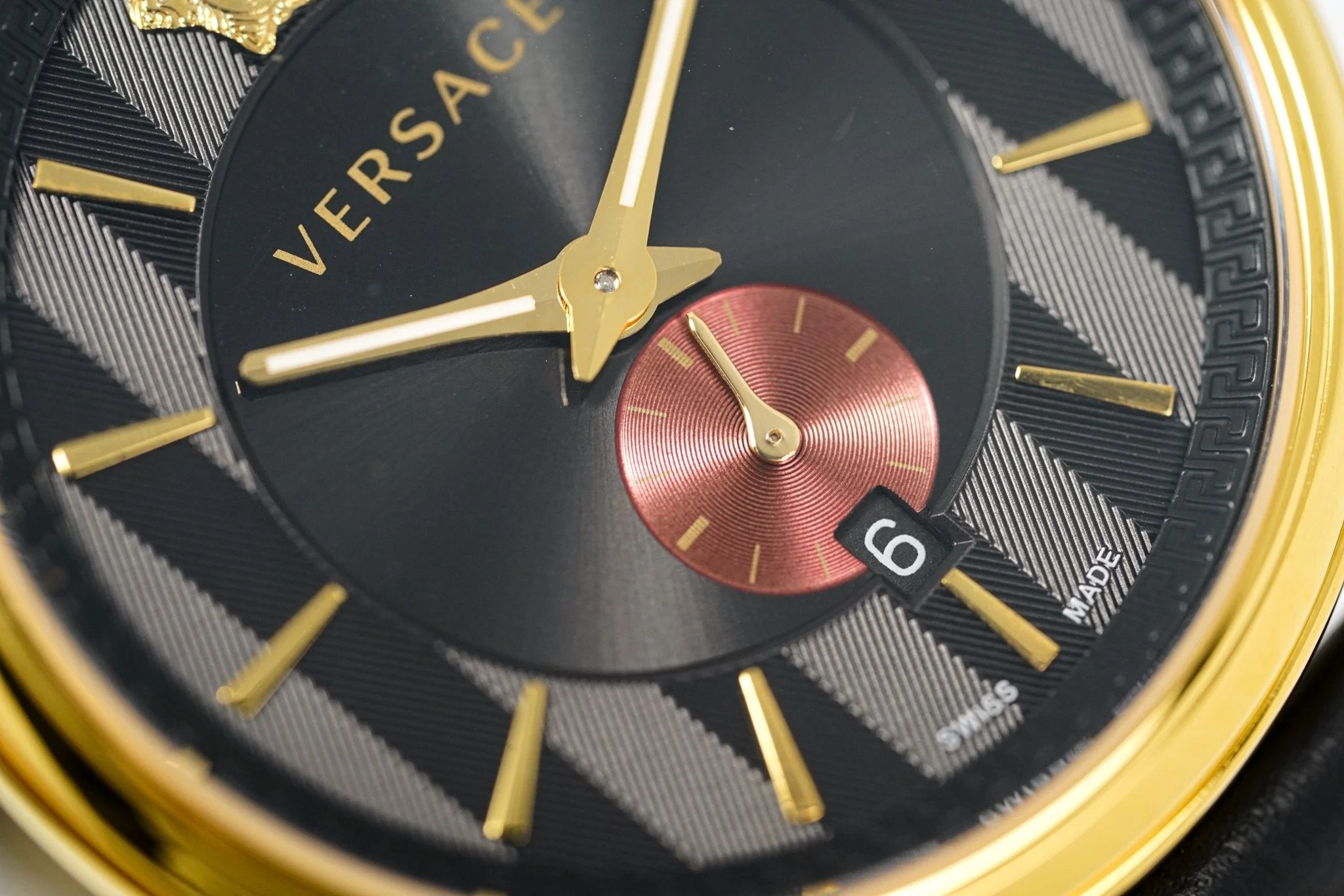 Versace Men's Watch V-Circle Gold Black - Image 8